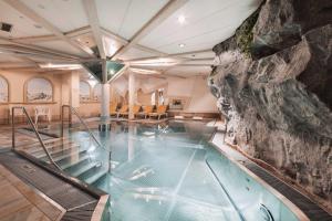 Bazén v ubytování Hotel Piz Buin nebo v jeho okolí