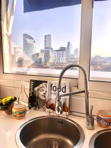 um lavatório de cozinha com vista para a cidade em Attic 9th floor with 2 terrace in Milan Center Brera with amazing view em Milão
