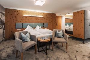 Postel nebo postele na pokoji v ubytování Hotel Piz Buin + 37 fotografií