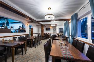 Restaurace v ubytování Pensiunea Ursuletul Paddington