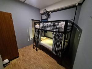 Poschodová posteľ alebo postele v izbe v ubytovaní Arun Old Town