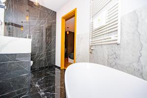 Kúpeľňa v ubytovaní InPoint Spacious Apartments near Main Square & Kazimierz District