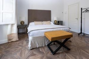 een slaapkamer met een groot bed en een houten vloer bij RFC Repubblica Florence Core B&B in Florence