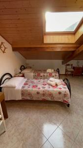 a bedroom with a bed in a room with a window at LOCAZIONE TURISTICA CASA CITTADELLA in Arten