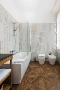een badkamer met een bad, een toilet en een douche bij RFC Repubblica Florence Core B&B in Florence