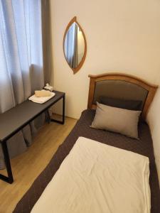 sypialnia z łóżkiem, toaletką i lustrem w obiekcie Aark House w mieście Gangneung