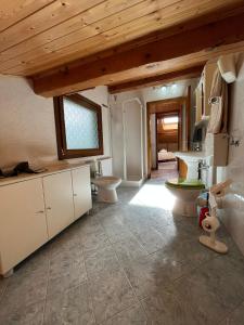 a bathroom with two sinks and two toilets at LOCAZIONE TURISTICA CASA CITTADELLA in Arten