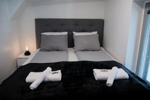 Postel nebo postele na pokoji v ubytování Elegant Penthouse Loft - Near the Airport