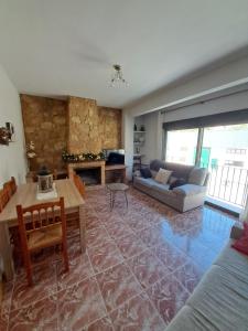 アルカラ・デル・フカルにあるLA CAÑADAのソファとテーブルのあるリビングルーム