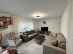 Sala de estar con 2 sofás y TV en 3 Zimmerwohnung in Erbach, en Erbach