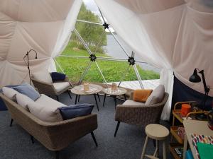 Posezení v ubytování Røros Arctic Dome