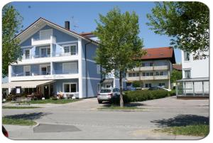 ein großes Gebäude mit einem Van davor in der Unterkunft Appartementhaus Bayern Residenz in Bad Füssing