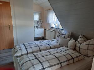 een slaapkamer met 2 bedden en een raam bij Ferienwohnungen Dagmar in Kurort Oberwiesenthal