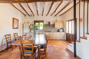 cocina y comedor con mesa y sillas en Casa rural LA PEDANIA 