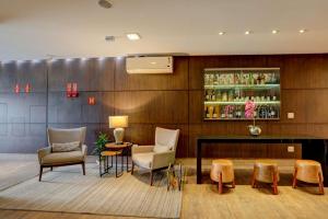 塞拉內格拉的住宿－Cordilheira Hotel，大堂设有桌椅和酒吧