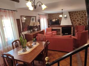 ein Wohnzimmer mit einem Sofa und einem Tisch in der Unterkunft Casa Rural Cortijo la Jimena in Caravaca de la Cruz