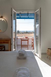 Postel nebo postele na pokoji v ubytování Manolis Studios + 37 fotografií