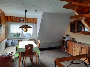een woonkamer met een tafel en een bank bij Ferienwohnungen Dagmar in Kurort Oberwiesenthal