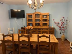 TV a/nebo společenská místnost v ubytování Casa Rural Las Huertas de Buendia