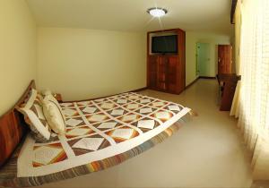 Un pat sau paturi într-o cameră la Apartahotel Vincent Suites