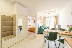 Kuchyňa alebo kuchynka v ubytovaní Horyzont Apartamenty - Kapitański Mostek- BLISKO PORTU- Śniadania