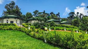 BanaLa Vallée de Bana的房子前面的花园