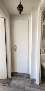 Una puerta blanca en una habitación con aseo en Alquiler temporario en Villa Urquiza en Buenos Aires