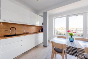 Kuchyňa alebo kuchynka v ubytovaní Horyzont Apartamenty - Kapitański Mostek- BLISKO PORTU- Śniadania