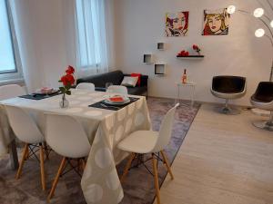 a living room with a white table and chairs at Gemütliche Vier-Zimmer-Ferienwohnung "L12" in Zwenkau bei Leipzig im Neuseenland in Zwenkau