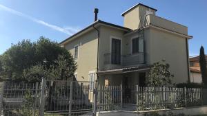 斯波萊托的住宿－Colombella Apartment Agriturismo Collerisana，前面有栅栏的白色房子