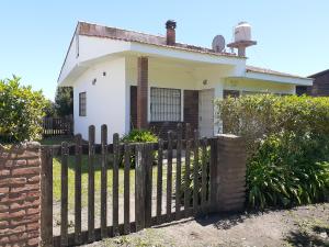 una casa blanca con una valla delante en Casa san patricio en Mar del Plata