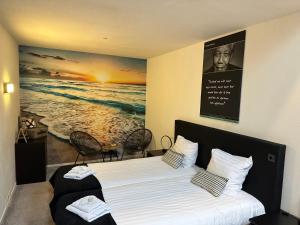 a bedroom with a bed with a poster on the wall at Harlingen Staete Wellness B&B Oase van rust en luxe in Harlingen