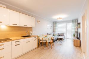 Kuchyňa alebo kuchynka v ubytovaní Horyzont Apartamenty - Osiedle Bursztynowe