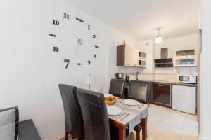 Kuchyňa alebo kuchynka v ubytovaní Horyzont Apartamenty - Osiedle Bursztynowe