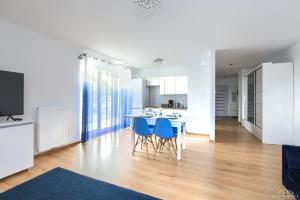 Kuchyňa alebo kuchynka v ubytovaní Horyzont Apartamenty - Osiedle Bursztynowe