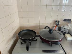 a pan on top of a stove in a kitchen at 高島市一棟貸切 Biwa Lake琵琶湖 徒歩10分 大人数でご利用だとお得連泊がお得BBQ麻雀可能自転車無料利用可 in Takashima