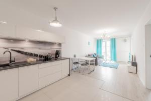 Kuchyňa alebo kuchynka v ubytovaní Horyzont Apartamenty - Osiedle Bursztynowe