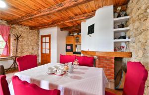 een eetkamer met een tafel en rode stoelen bij Gorgeous Home In Visoko With Wifi in Visoko