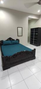 een slaapkamer met een bed in een witte kamer bij Al Irfan Homestay Tmn SgDua Utama in Butterworth