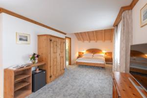 Postel nebo postele na pokoji v ubytování Hotel Post Sils Maria