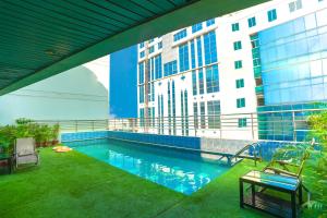 Bazén v ubytování Hotel Sarina nebo v jeho okolí