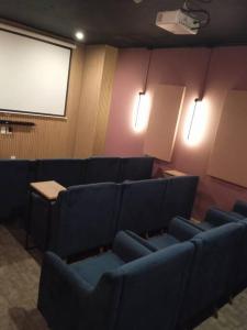 a waiting room with blue couches and a screen at A estrenar en Punta Carretas in Montevideo +8 photos