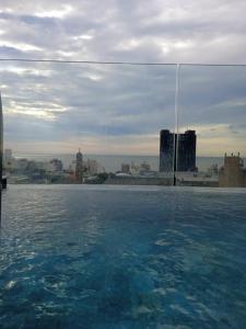 una piscina con vistas a la ciudad en A estrenar en Punta Carretas, en Montevideo