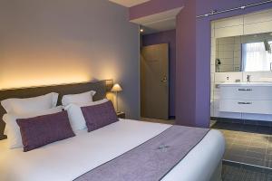 ニオールにあるベスト ウエスタン ホテル ドゥ ラ ブレッシュのベッドルーム(大型ベッド1台付)、バスルームが備わります。