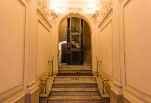 una escalera que conduce a una puerta en un edificio en Martina a Piazza del Popolo, en Roma