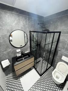 uma casa de banho com um lavatório, um espelho e um WC. em בוטיק רפאל Boutique Rafael em Eilat