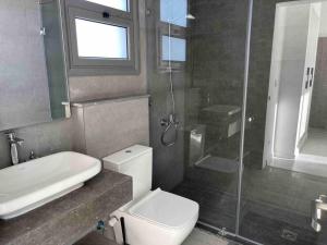 ein Bad mit einem WC und einer Glasdusche in der Unterkunft 3bd with a private heated pool in Sholan 2 ElGouna in Hurghada
