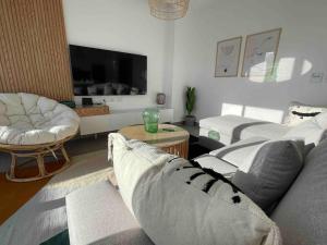 ein Wohnzimmer mit 2 Sofas und einem TV in der Unterkunft 3bd with a private heated pool in Sholan 2 ElGouna in Hurghada