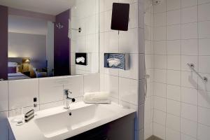 bagno bianco con lavandino e doccia di Best Western Hotel de la Breche a Niort