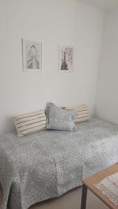 1 cama en un dormitorio con 2 cuadros en la pared en Las Maras Apart. in 